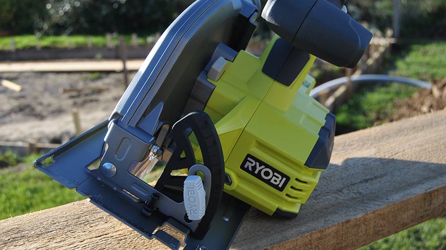 Test et avis de la scie circulaire Ryobi R18CS70 Brushless ONE+ Briconews